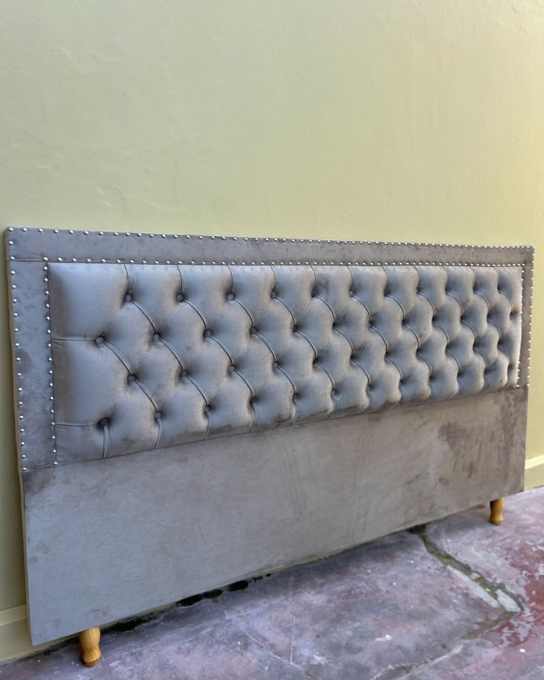 Cabecero Gris Plata Capitoné Tachas